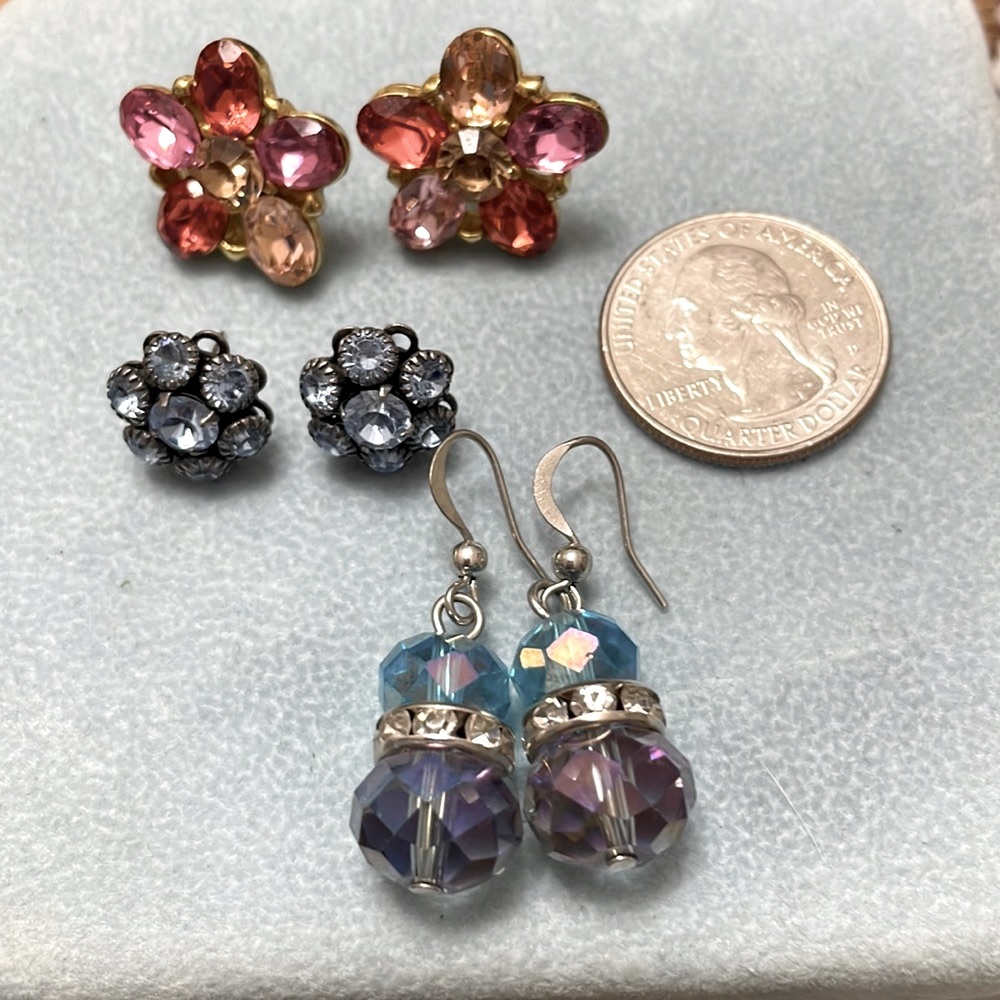Lot of 3 pierced earrings in stunning colors.